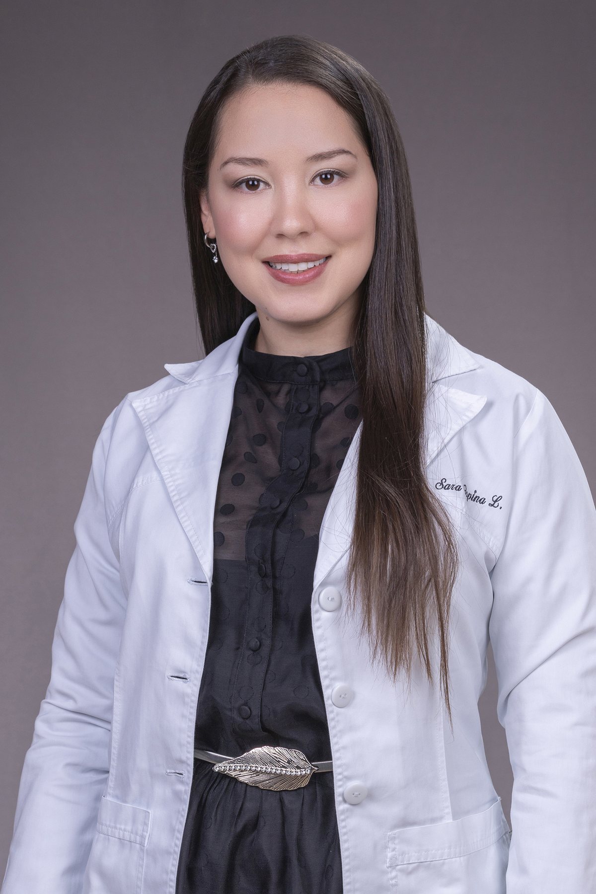 La Dra. Sara Ospina con su bata médica