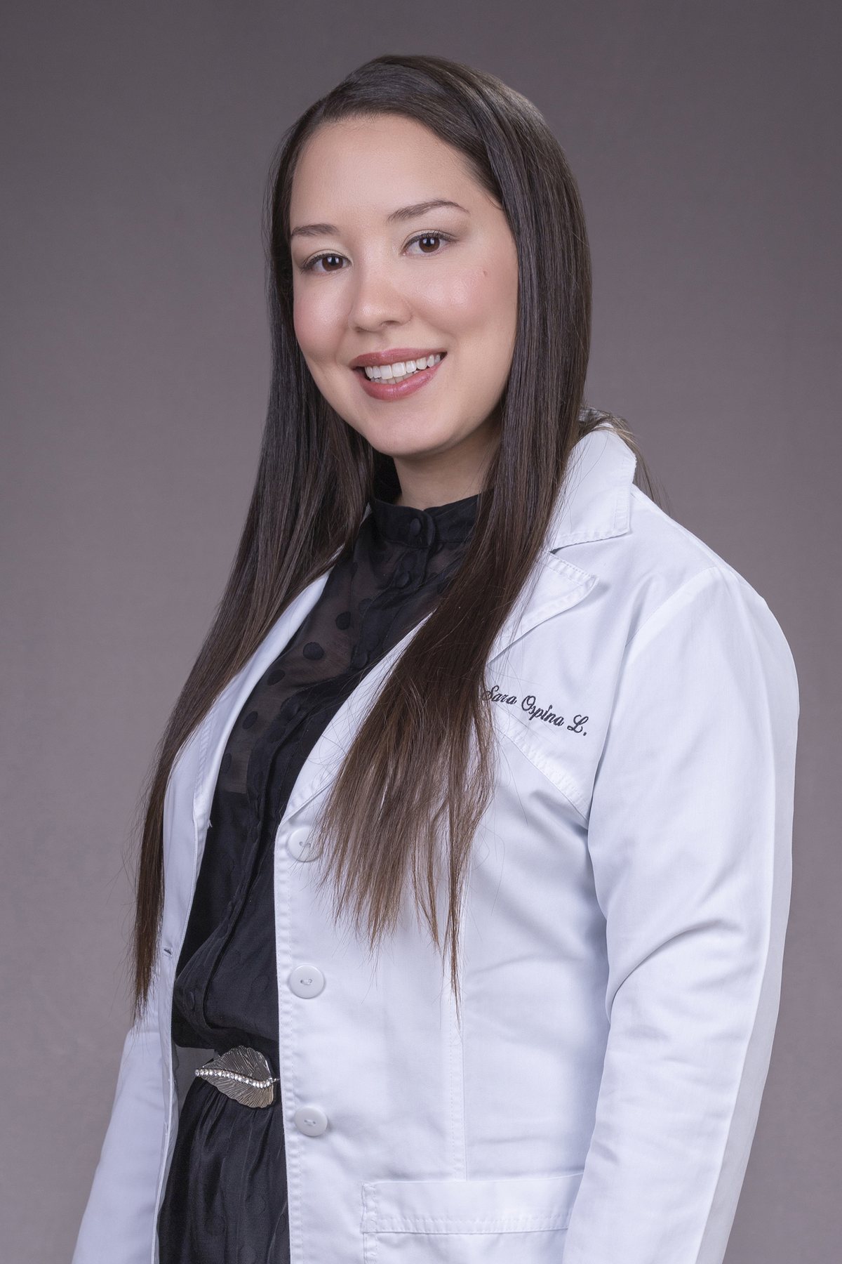 La Dra. Sara Ospina con su bata médica