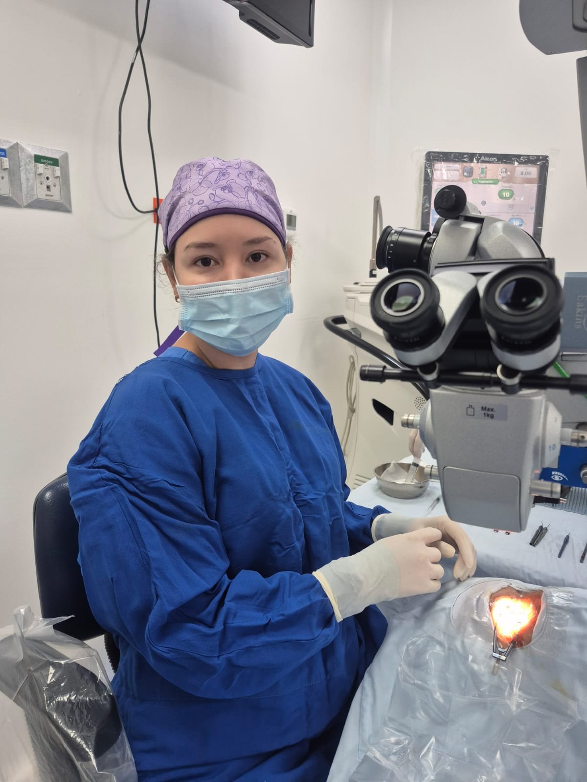 La Dra. Sara Ospina en el quirófano, junto al microscopio quirúrgico